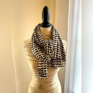 Viscose scarf with black hearts